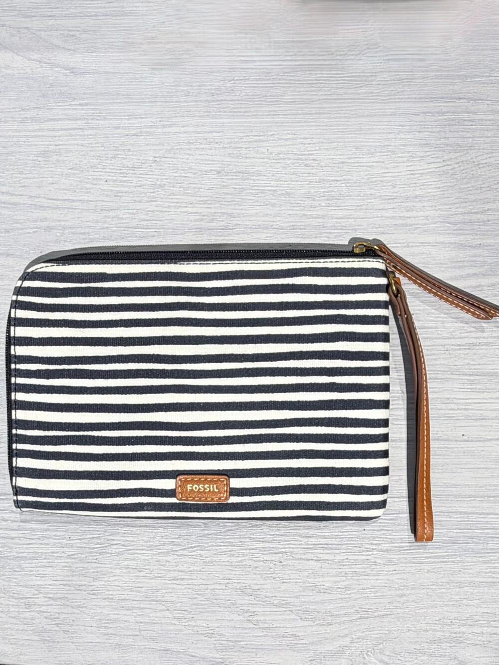 Fossil Eliza Canvas Striped Wristlet Pouch – Excellent Condition!